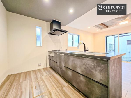 �L�b�`�� ��Ƃ肠�钲���X�y�[�X�ō�Ƃ����₷�����K�ȃL�b�`���ł��I
���q�l�ƈꏏ�ɂ��َq������y���߂�L�X�X�y�[�X�ł��B�y�����������ԂɂȂ肻���ł��ˁI�S�~�o���ɂ��֗��ȏ��������I