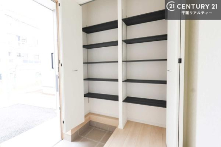 ���� �V���[�Y�{�b�N�X�t���Ȃ̂ŁA���ւ��Еt�����|�������₷���ł��I
�X�b�L���������ւŌ˂��J�����u�ԁA�������̂���S�n������Ԃ��o�}���Ă���܂��B