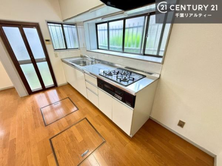 �L�b�`�� ��Ƃ肠�钲���X�y�[�X�ō�Ƃ����₷�����K�ȃL�b�`���ł��I
���q�l�ƈꏏ�ɂ��َq������y���߂�L�X�X�y�[�X�ł��B�y�����������ԂɂȂ肻���ł��ˁI