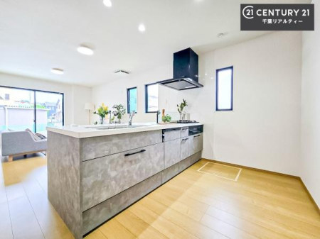 �L�b�`�� ��Ƃ肠�钲���X�y�[�X�ō�Ƃ����₷�����K�ȃL�b�`���ł��I
���q�l�ƈꏏ�ɂ��َq������y���߂�L�X�X�y�[�X�ł��B�y�����������ԂɂȂ肻���ł��ˁI