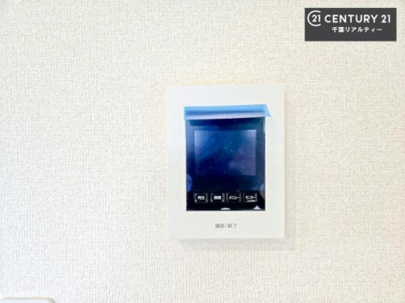 ���̑����� TV���j�^�[�t���C���^�[�z��������A�K��҂��f���Ŋm�F���Ă���Ή��ł��邽�߁A�h�Ɩʂ����S�ł��B���q�l�̂�����Ԏ��ɂ��S�����A���Ƒ��̈��S�E���S�ȕ�炵���T�|�[�g���܂��B