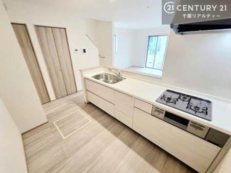 �L�b�`�� ��l�C�̑Ζʎ��V�X�e���L�b�`�����̗p���Ă��܂��I���Ƒ��̃R�~���j�P�[�V���������R�Ƒ�����݌v�ł��B
���q�l�ɂ��ڂ��͂��̂Ŋ������ł��ˁI�L�X�g���ĉ��K�ō�Ƃ��i�݂܂��B
