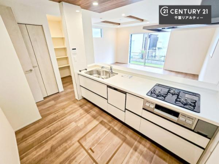 �L�b�`�� ��Ƃ肠�钲���X�y�[�X�ō�Ƃ����₷�����K�ȃL�b�`���ł��I
���q�l�ƈꏏ�ɂ��َq������y���߂�L�X�X�y�[�X�ł��B�y�����������ԂɂȂ肻���ł��ˁI