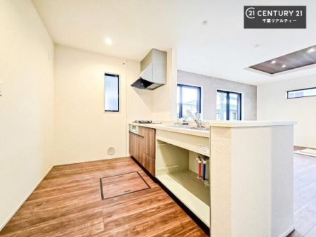 �L�b�`�� ��Ƃ肠�钲���X�y�[�X�ō�Ƃ����₷�����K�ȃL�b�`���ł��I
���q�l�ƈꏏ�ɂ��َq������y���߂�L�X�X�y�[�X�ł��B�y�����������ԂɂȂ肻���ł��ˁI
