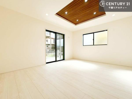 ���r���O ��؂ȉƑ����W�܂邩�炱��LDK�ɂ͂�����肽���B
�q�����������C�ɏ΂��Ȃ��瑖�����Ă���p�����������u�L���Ƃɂ��ėǂ������v�Ǝv���u�Ԃł��B