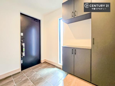 ���� �V���[�Y�{�b�N�X�t���Ȃ̂ŁA���ւ��Еt�����|�������₷���ł��I
�X�b�L���������ւŌ˂��J�����u�ԁA�������̂���S�n������Ԃ��o�}���Ă���܂��B
