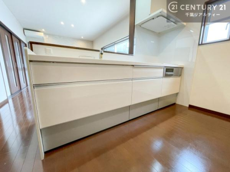 �L�b�`�� ��Ƃ肠�钲���X�y�[�X�ō�Ƃ����₷�����K�ȃL�b�`���ł��I
���q�l�ƈꏏ�ɂ��َq������y���߂�L�X�X�y�[�X�ł��B�y�����������ԂɂȂ肻���ł��ˁI