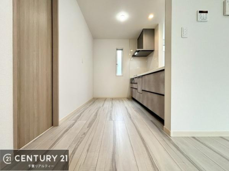�L�b�`�� ��Ƃ肠�钲���X�y�[�X�ō�Ƃ����₷�����K�ȃL�b�`���ł��I
���q�l�ƈꏏ�ɂ��َq������y���߂�L�X�X�y�[�X�ł��B�y�����������ԂɂȂ肻���ł��ˁI