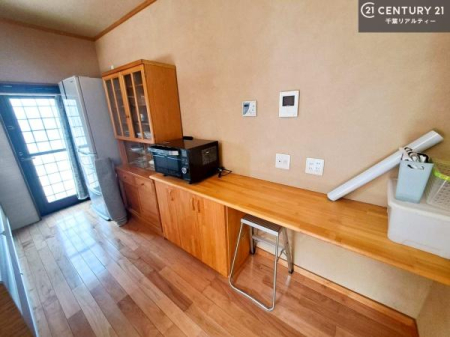 �L�b�`�� ��Ƃ肠�钲���X�y�[�X�ō�Ƃ����₷�����K�ȃL�b�`���ł��I
���q�l�ƈꏏ�ɂ��َq������y���߂�L�X�X�y�[�X�ł��B