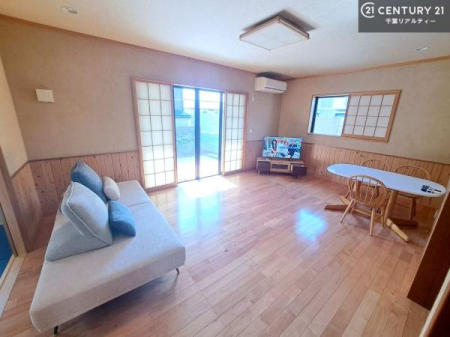 ���r���O �傫�ȑ����炽���Ղ�̗z���������閾�邢���r���O�B�J�����̂��郊�r���O�ŉƑ��c���̂��났�̎��Ԃ��߂����܂��B