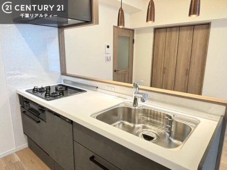 �L�b�`�� �J���������Ղ�̃I�[�v���L�b�`���B���r���O�E�_�C�j���O�����n���Ȃ��炨�������ł��A���Ƒ��Ƃ̉�b�����R�ƒe�݂܂��B