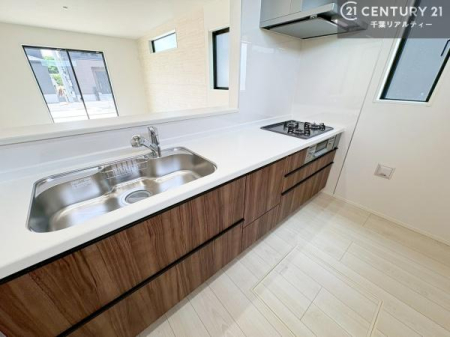 �L�b�`�� �y���n�̔���J�Ò��z��l�C�̑Ζʎ��V�X�e���L�b�`�����̗p���Ă��܂��I���Ƒ��̃R�~���j�P�[�V���������R�Ƒ�����݌v�ł��B
���q�l�ɂ��ڂ��͂��̂Ŋ������ł��ˁI�L�X�g���ĉ��K�ō�Ƃ��i�݂܂��B