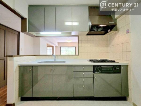 �L�b�`�� ��l�C�̑Ζʎ��V�X�e���L�b�`�����̗p���Ă��܂��I���Ƒ��̃R�~���j�P�[�V���������R�Ƒ�����݌v�ł��B
���q�l�ɂ��ڂ��͂��̂Ŋ������ł��ˁI�L�X�g���ĉ��K�ō�Ƃ��i�݂܂��B