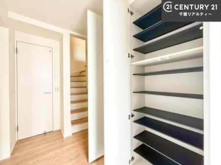 ���� �V���[�Y�{�b�N�X�t���Ȃ̂ŁA���ւ��Еt�����|�������₷���ł��I
�X�b�L���������ւŌ˂��J�����u�ԁA�������̂���S�n������Ԃ��o�}���Ă���܂��B
