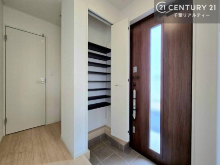 ���� �V���[�Y�{�b�N�X�t���Ȃ̂ŁA���ւ��Еt�����|�������₷���ł��I
�X�b�L���������ւŌ˂��J�����u�ԁA�������̂���S�n������Ԃ��o�}���Ă���܂��B