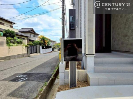 ���̑����n �O�ςɓ���ނ������ȃ|�X�g���̗p���A�@�\���ƃf�U�C���������˔������G���g�����X��Ԃł��B