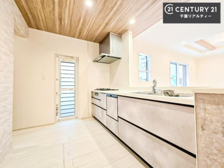 �L�b�`�� ��Ƃ肠�钲���X�y�[�X�ō�Ƃ����₷�����K�ȃL�b�`���ł��I
���q�l�ƈꏏ�ɂ��َq������y���߂�L�X�X�y�[�X�ł��B�y�����������ԂɂȂ肻���ł��ˁI�S�~�o���ɂ��֗��ȏ��������I