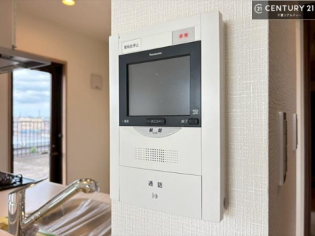 ���̑����� TV���j�^�[�t���C���^�[�z��������A�K��҂��f���Ŋm�F���Ă���Ή��ł��邽�߁A�h�Ɩʂ����S�ł��B���q�l�̂�����Ԏ��ɂ��S�����A���Ƒ��̈��S�E���S�ȕ�炵���T�|�[�g���܂��B
