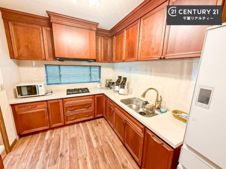 �L�b�`�� ��ƃX�y�[�X���L���m�ۂł���L���^�L�b�`���B�������Z���A������z�V���X���[�Y�ɍs����g������̗ǂ��L�b�`���ł��B