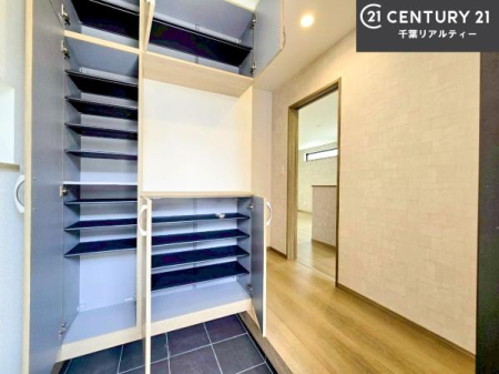 ���� �V���[�Y�{�b�N�X�t���Ȃ̂ŁA���ւ��Еt�����|�������₷���ł��I
�X�b�L���������ւŌ˂��J�����u�ԁA�������̂���S�n������Ԃ��o�}���Ă���܂��B