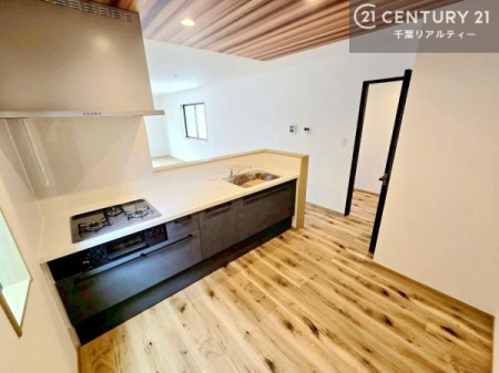 �L�b�`�� ��l�C�̑Ζʎ��V�X�e���L�b�`�����̗p���Ă��܂��I���Ƒ��̃R�~���j�P�[�V���������R�Ƒ�����݌v�ł��B
���q�l�ɂ��ڂ��͂��̂Ŋ������ł��ˁI�L�X�g���ĉ��K�ō�Ƃ��i�݂܂��B