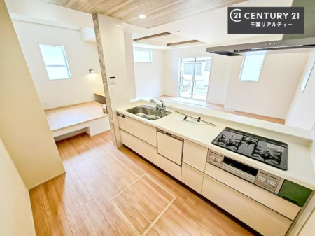 �L�b�`�� ��Ƃ肠�钲���X�y�[�X�ō�Ƃ����₷�����K�ȃL�b�`���ł��I
���q�l�ƈꏏ�ɂ��َq������y���߂�L�X�X�y�[�X�ł��B�y�����������ԂɂȂ肻���ł��ˁI