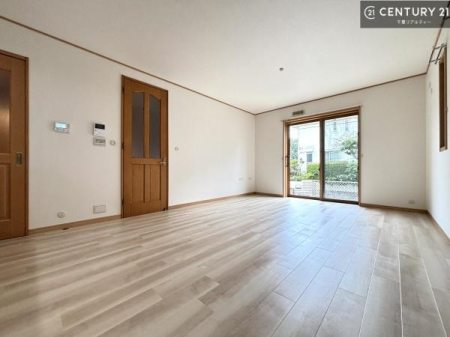���r���O ��؂ȉƑ����W�܂邩�炱��LDK�ɂ͂�����肽���B
�q�����������C�ɏ΂��Ȃ��瑖�����Ă���p�����������u�L���Ƃɂ��ėǂ������v�Ǝv���u�Ԃł��B