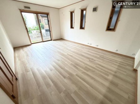 ���r���O ��؂ȉƑ����W�܂邩�炱��LDK�ɂ͂�����肽���B
�q�����������C�ɏ΂��Ȃ��瑖�����Ă���p�����������u�L���Ƃɂ��ėǂ������v�Ǝv���u�Ԃł��B