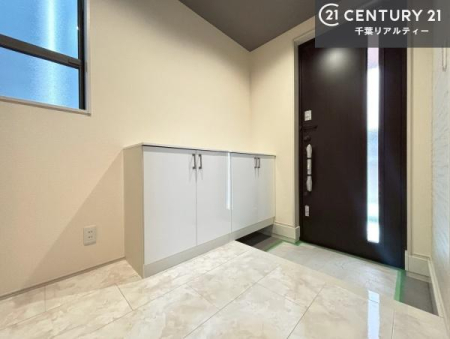 ���� ���ւ̃V���[�Y�{�b�N�X�́A���[�͗ǍD�ŌC���������萮���ł��邾���łȂ��A�㕔������I�Ƃ��Ċ��p�\�B���C�ɓ���̏�����O���[����u���΁A���q���}���邨�����ȋ�ԂɎd�オ��܂��I