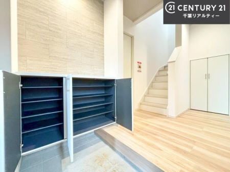 ���� �V���[�Y�{�b�N�X�t���Ȃ̂ŁA���ւ��Еt�����|�������₷���ł��I
�X�b�L���������ւŌ˂��J�����u�ԁA�������̂���S�n������Ԃ��o�}���Ă���܂��B