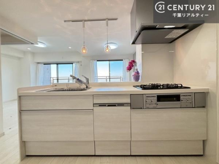 �L�b�`�� ��l�C�̑Ζʎ��V�X�e���L�b�`�����̗p���Ă��܂��I���Ƒ��̃R�~���j�P�[�V���������R�Ƒ�����݌v�ł��B
���q�l�ɂ��ڂ��͂��̂Ŋ������ł��ˁI�L�X�g���ĉ��K�ō�Ƃ��i�݂܂��B