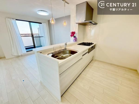 �L�b�`�� ��l�C�̑Ζʎ��V�X�e���L�b�`�����̗p���Ă��܂��I���Ƒ��̃R�~���j�P�[�V���������R�Ƒ�����݌v�ł��B
���q�l�ɂ��ڂ��͂��̂Ŋ������ł��ˁI�L�X�g���ĉ��K�ō�Ƃ��i�݂܂��B