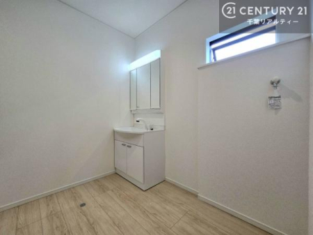 ���ʑ�E���ʏ� �O�ʋ��d�l�̐��ʉ��ϑ���̗p�B�������[�t���̂��߁A�h���C���[�≻�ϕi�Ȃǂ���������Еt�����܂��B���ʑ�܂����L���g���A�����̐g�x�x�����K�ɍs���܂��I