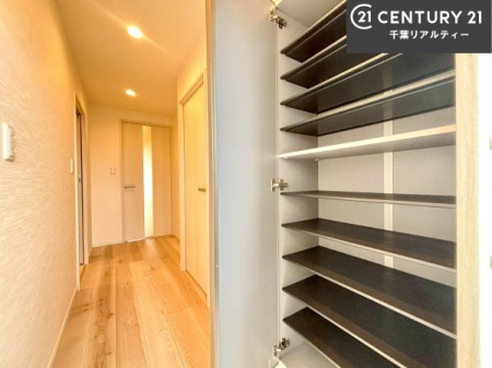 ���� �V���[�Y�{�b�N�X�t���Ȃ̂ŁA���ւ��Еt�����|�������₷���ł��I
�X�b�L���������ւŌ˂��J�����u�ԁA�������̂���S�n������Ԃ��o�}���Ă���܂��B