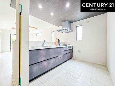 �L�b�`�� ��Ƃ肠�钲���X�y�[�X�ō�Ƃ����₷�����K�ȃL�b�`���ł��I
���q�l�ƈꏏ�ɂ��َq������y���߂�L�X�X�y�[�X�ł��B�y�����������ԂɂȂ肻���ł��ˁI