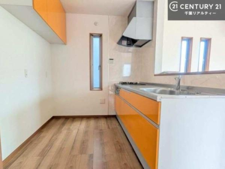 �L�b�`�� ��l�C�̑Ζʎ��V�X�e���L�b�`�����̗p���Ă��܂��I���Ƒ��̃R�~���j�P�[�V���������R�Ƒ�����݌v�ł��B
���q�l�ɂ��ڂ��͂��̂Ŋ������ł��ˁI�L�X�g���ĉ��K�ō�Ƃ��i�݂܂��B