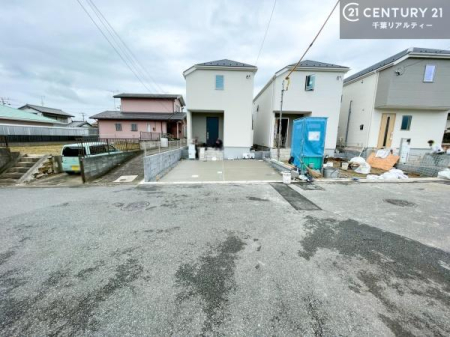 �O�ʓ��H�܂ތ��n�ʐ^ �S�䂭�܂Ō��n����������������悤�A�����ē��̂��p�ӂ������Ă���܂��B���C�y�ɂ��₢���킹�̏�A���z�̕�炵�ւ̈�������i�߂��������I