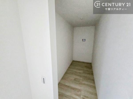 ���[ �ߗނ͂������A�o�b�O��G�ߕ��Ȃǂ��܂Ƃ߂Ď��[�ł���E�H�[�N�C���N���[�[�b�g�B��������������ۂ��₷���A�����̐g�x�x��ו��̐����ɂ��֗��Ȏ��[�X�y�[�X�ł��B