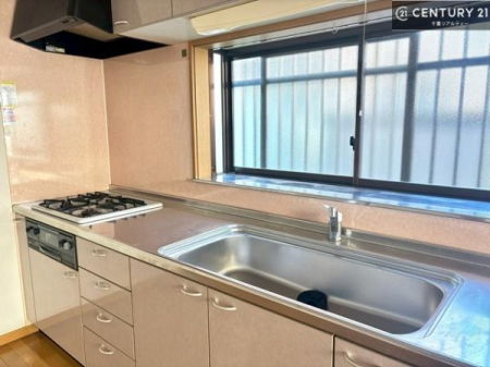 �L�b�`�� ��Ƃ肠�钲���X�y�[�X�ō�Ƃ����₷�����K�ȃL�b�`���ł��I
���q�l�ƈꏏ�ɂ��َq������y���߂�L�X�X�y�[�X�ł��B�y�����������ԂɂȂ肻���ł��ˁI
