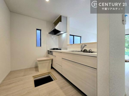 �L�b�`�� ��Ƃ肠�钲���X�y�[�X�ō�Ƃ����₷�����K�ȃL�b�`���ł��I
���q�l�ƈꏏ�ɂ��َq������y���߂�L�X�X�y�[�X�ł��B�y�����������ԂɂȂ肻���ł��ˁI