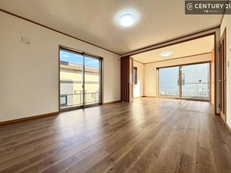 ���r���O ��؂ȉƑ����W�܂邩�炱��LDK�ɂ͂�����肽���B
�q�����������C�ɏ΂��Ȃ��瑖�����Ă���p�����������u�L���Ƃɂ��ėǂ������v�Ǝv���u�Ԃł��B