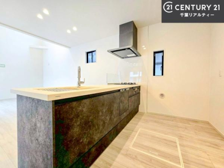 �L�b�`�� ��l�C�̑Ζʎ��V�X�e���L�b�`�����̗p���Ă��܂��I���Ƒ��̃R�~���j�P�[�V���������R�Ƒ�����݌v�ł��B
���q�l�ɂ��ڂ��͂��̂Ŋ������ł��ˁI�L�X�g���ĉ��K�ō�Ƃ��i�݂܂��B