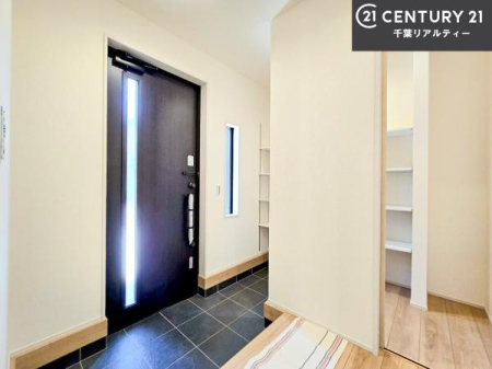 ���� �V���[�Y�{�b�N�X�t���Ȃ̂ŁA���ւ��Еt�����|�������₷���ł��I
�X�b�L���������ւŌ˂��J�����u�ԁA�������̂���S�n������Ԃ��o�}���Ă���܂��B
