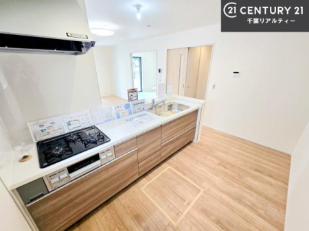 �L�b�`�� ��Ƃ肠�钲���X�y�[�X�ō�Ƃ����₷�����K�ȃL�b�`���ł��I
���q�l�ƈꏏ�ɂ��َq������y���߂�L�X�X�y�[�X�ł��B�y�����������ԂɂȂ肻���ł��ˁI