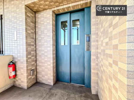 ���̑����p�� �G���x�[�^�[�����ŁA�����̈ړ����X���[�Y�B��K�ւ̃A�N�Z�X�����K�Ȃ��߁A���N�z�̕��⏬���Ȃ��q���܂����邲�ƒ�ɂ����S�ł��B���K���Ɨ��֐������˔������Z�܂��ł��B