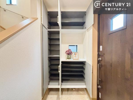 ���� ���ւ̃V���[�Y�{�b�N�X�́A���[�͗ǍD�ŌC���������萮���ł��邾���łȂ��A�㕔������I�Ƃ��Ċ��p�\�B���C�ɓ���̏�����O���[����u���΁A���q���}���邨�����ȋ�ԂɎd�オ��܂��I