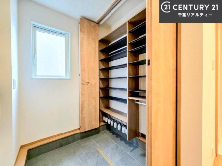 ���� �V���[�Y�{�b�N�X�t���Ȃ̂ŁA���ւ��Еt�����|�������₷���ł��I
�X�b�L���������ւŌ˂��J�����u�ԁA�������̂���S�n������Ԃ��o�}���Ă���܂��B