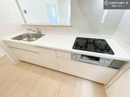 �L�b�`�� ��l�C�̑Ζʎ��V�X�e���L�b�`�����̗p���Ă��܂��I���Ƒ��̃R�~���j�P�[�V���������R�Ƒ�����݌v�ł��B
���q�l�ɂ��ڂ��͂��̂Ŋ������ł��ˁI�L�X�g���ĉ��K�ō�Ƃ��i�݂܂��B