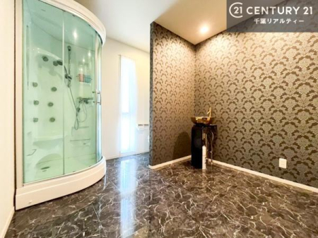 ���� �o�X�^�u�t�������Ƃ͕ʂɁA�Ɨ������V�����[���[���������B���̃V�����[�Ɩ�̃����b�N�X�^�C���𕪂��Ċy���߂�A�܂��ɏ㎿�ȓ�����������Ԃł��B