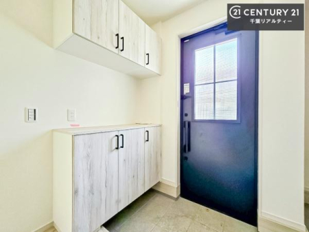 ���� �V���[�Y�{�b�N�X�t���Ȃ̂ŁA���ւ��Еt�����|�������₷���ł��I
�X�b�L���������ւŌ˂��J�����u�ԁA�������̂���S�n������Ԃ��o�}���Ă���܂��B